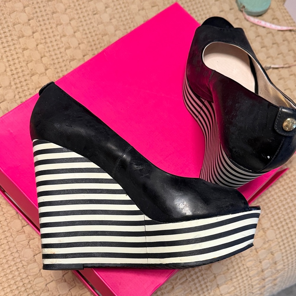 Michael Kors Black and White Striped Accent Leather Pumps (need some cleaning) - Picture 6 of 13